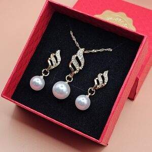 Elegant Gold and Pearl Earrings Set (New)
